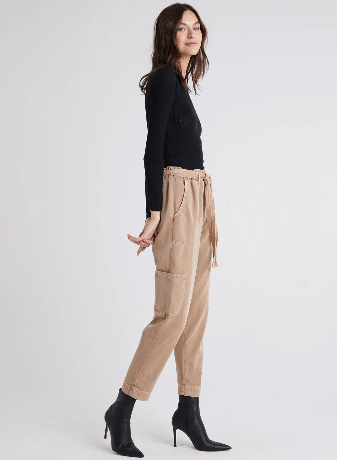 bella dahl bianca high waisted patch pocket trouser in soft gold